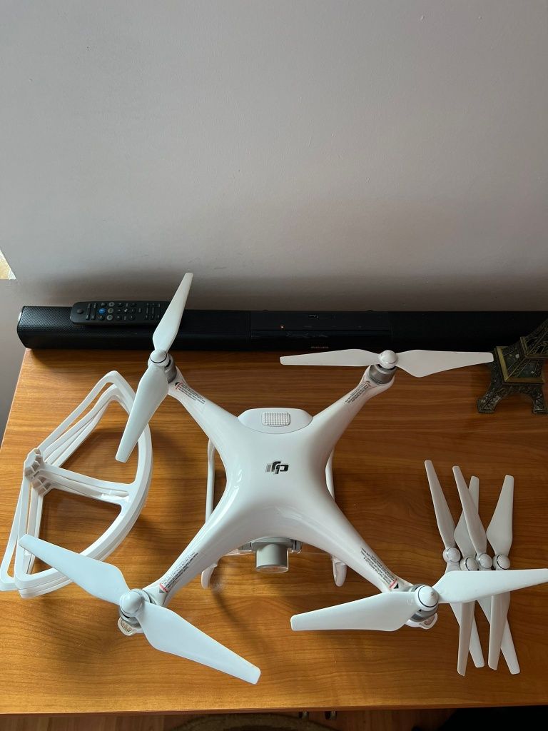 Vând drona dji Phantom 4 pro