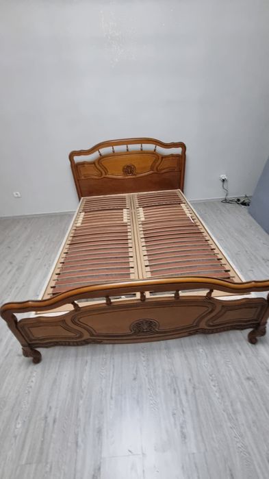 Dormitor vintage/vechi sculptat din lemn masiv