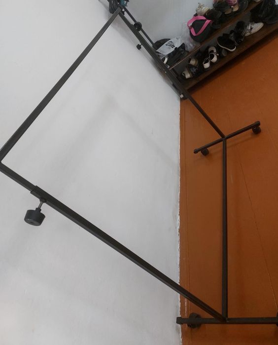 Продам вешалку на колесиках