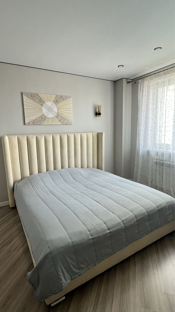 Продается двуспальная кровать. Без матраса