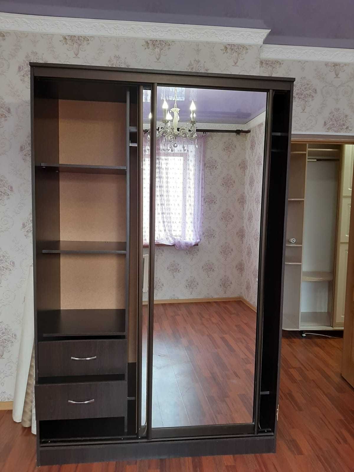 Продается шкаф с зеркалом