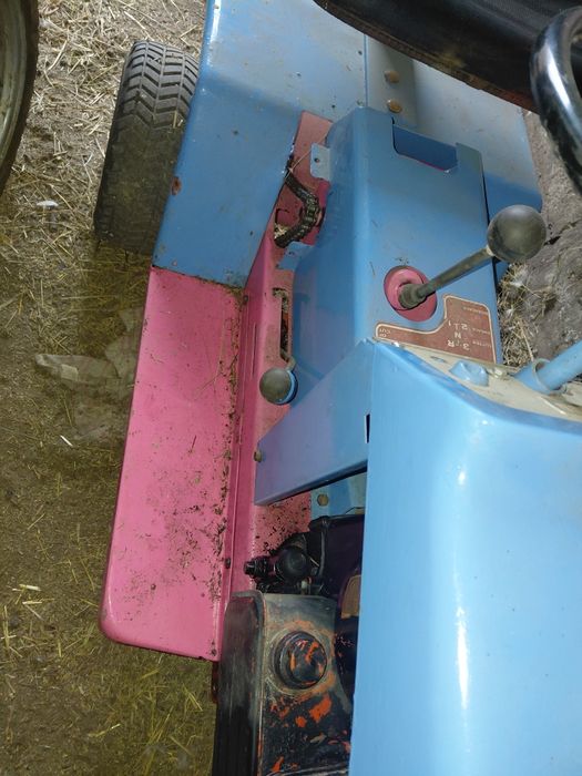 Vând tractoras gazon pornește doara ca trebuie reglat