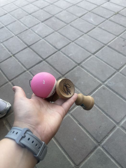 Kendamă krom pop roz semnată de katiușa , sergiu și vlad toată echipa