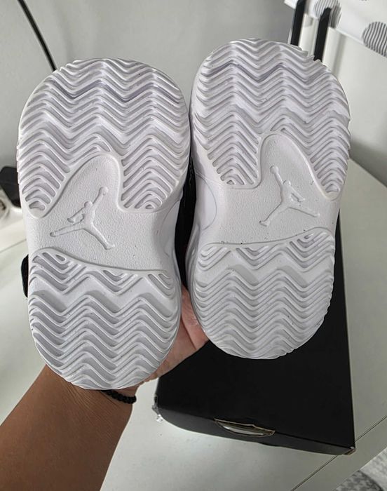 Бебешки обувки jordan max aura 4