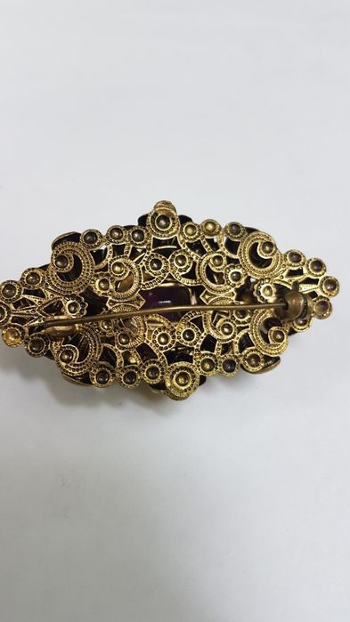 Брошка с лилав камък