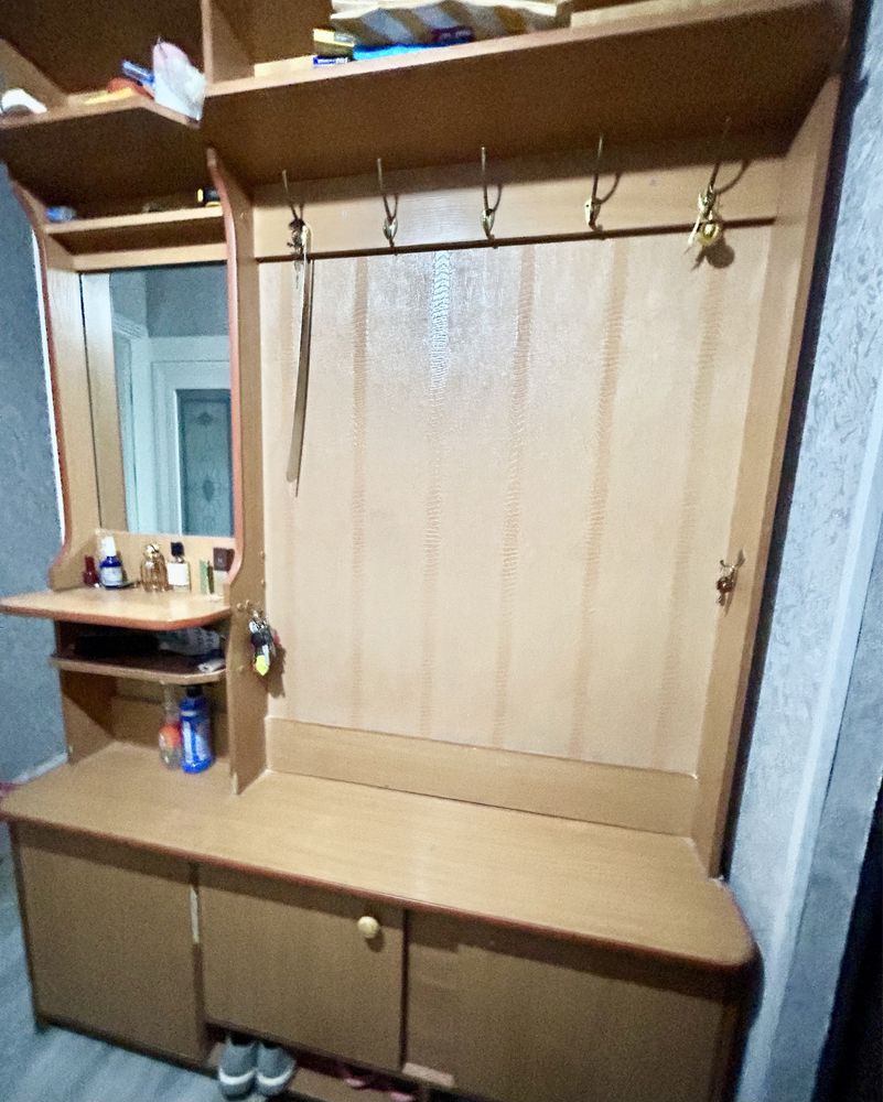 Шкаф в прихожую . .