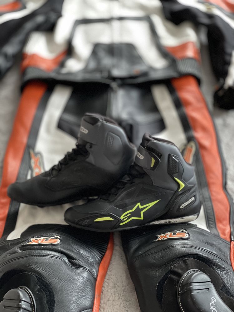 Costum moto piele din doua piese XLS Casca Scorpion Ghete Alpinestars