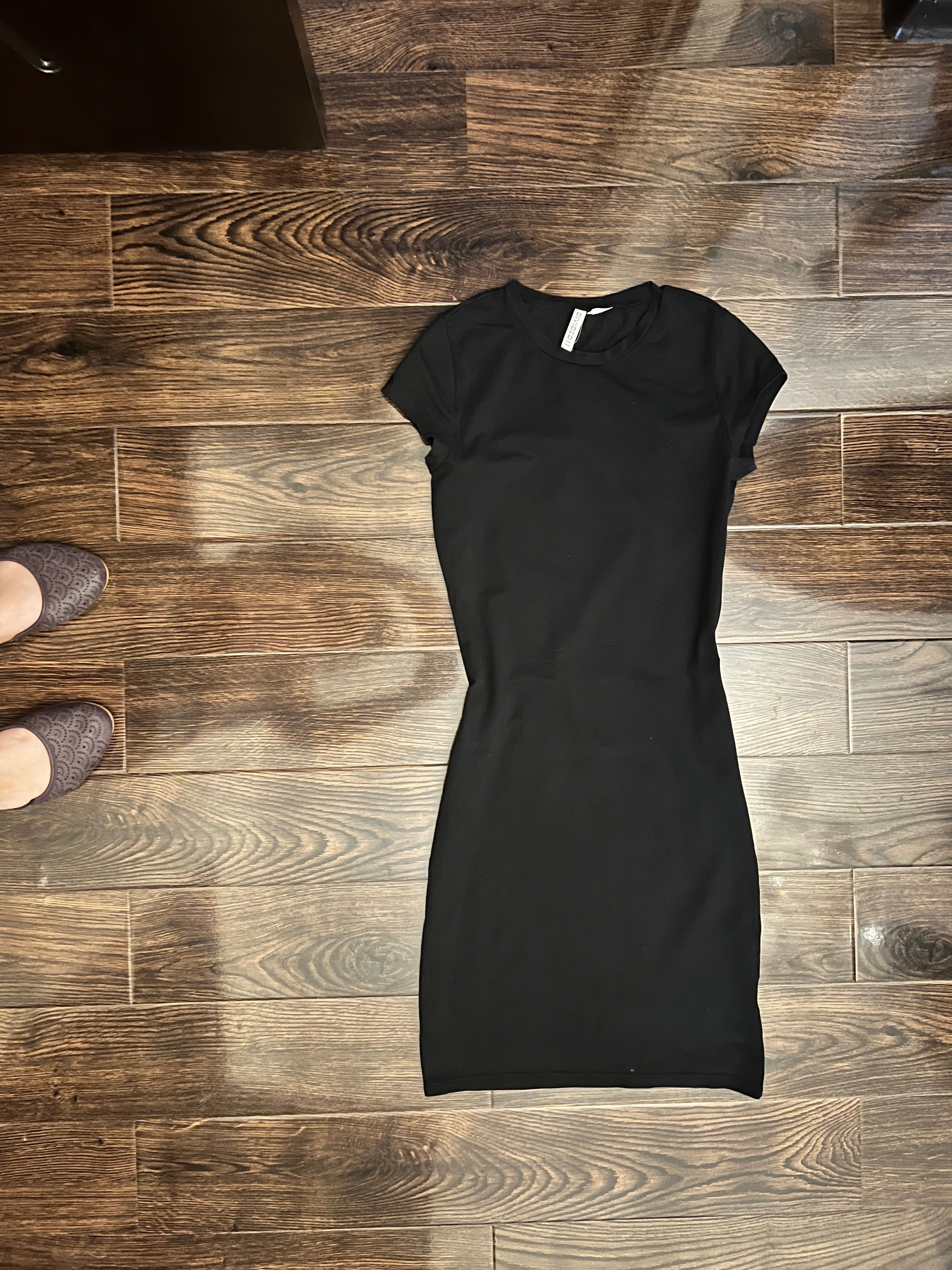 Черное базовое трикотажное платье от HM размер М