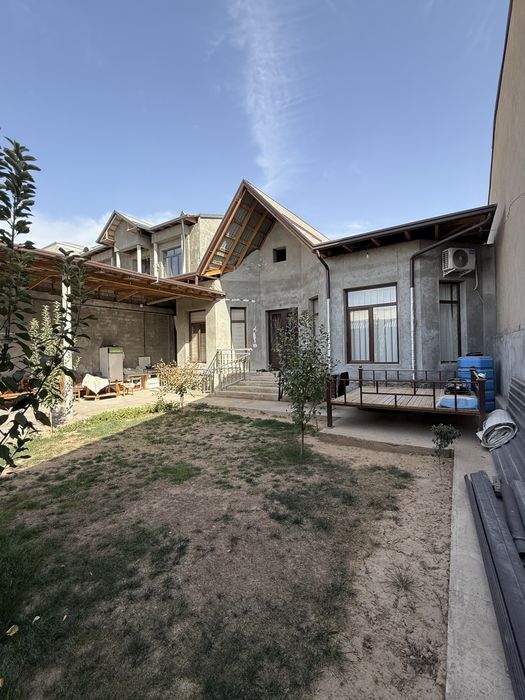 Уч кахрамон. Гулистонда Зор таййор  ховли 4-сотик. Сотилади. Срочно.