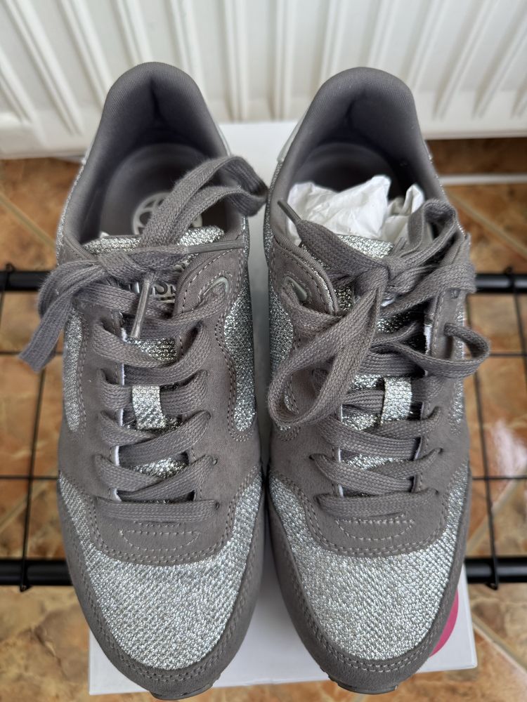 Adidasi Guess marimea 38 …………………………………..