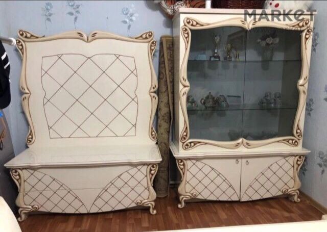 Гостевой большая витрина и комод. Состав: Эко дуб, эко чистый МДФ.