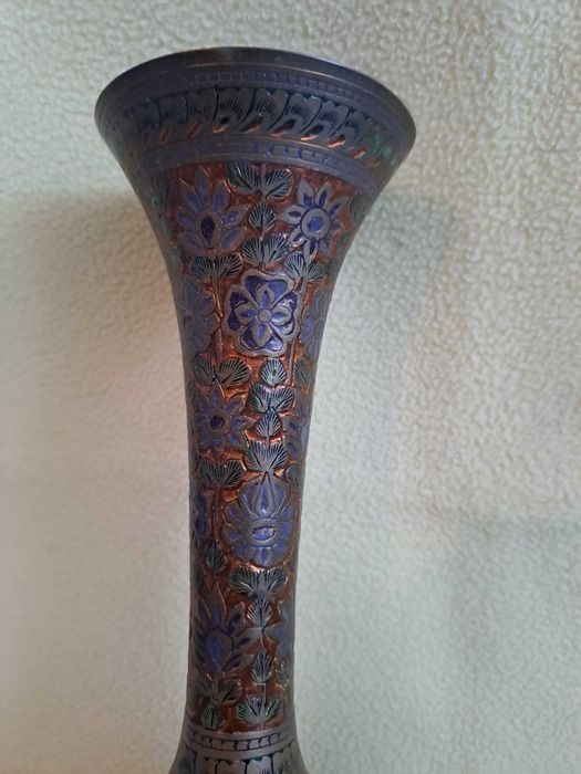 vaza alama gravata pictata vaza bronz