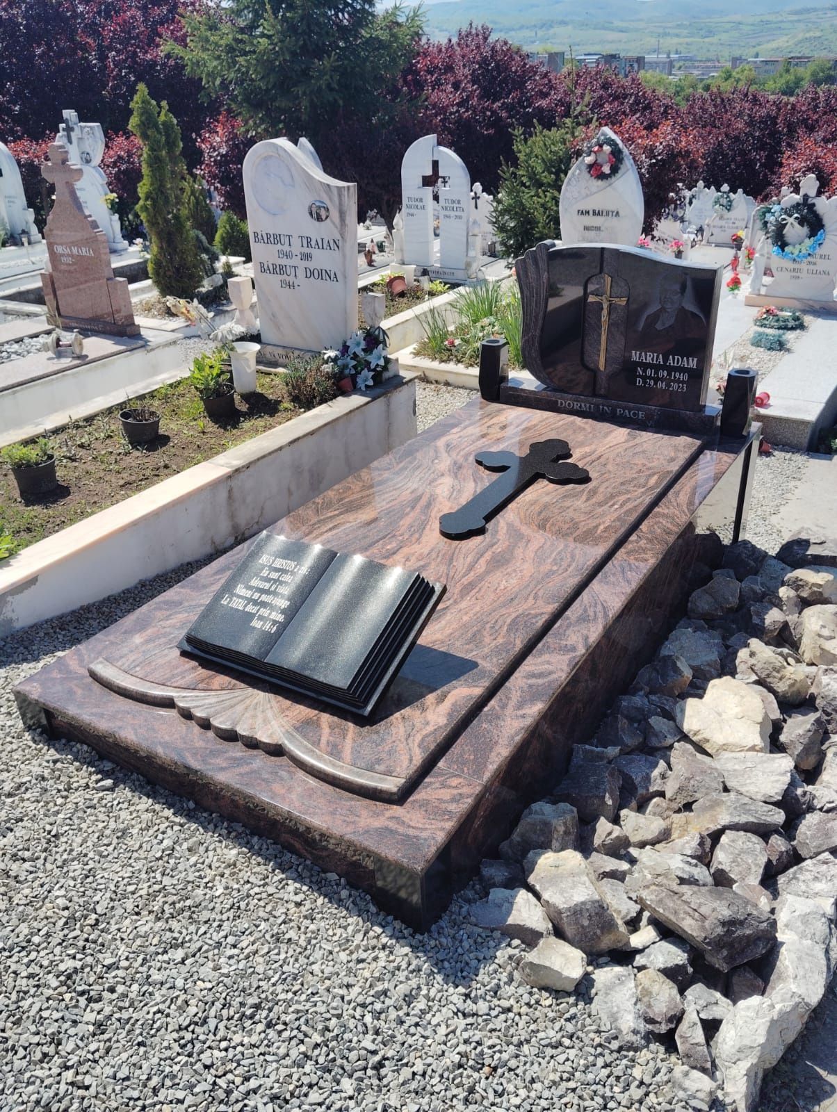 Monumente funerare din granit ,cruci granit