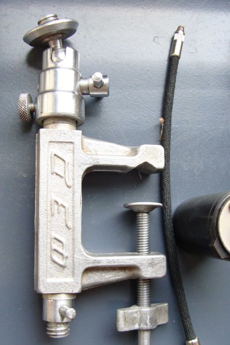 dispozitiv de fixare tip menghina cu cap rotitor