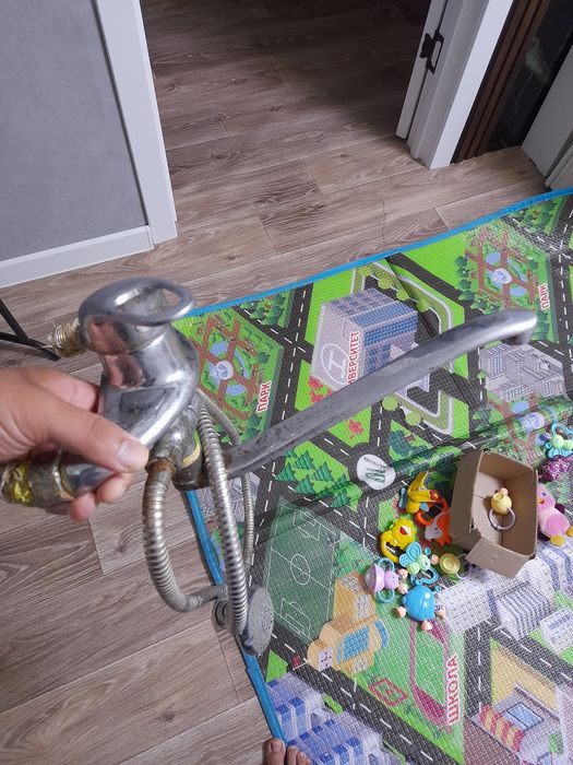 Продам смеситель для ванны