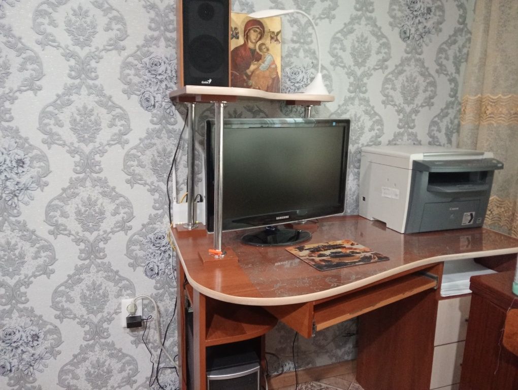 Продам компьютерный стол