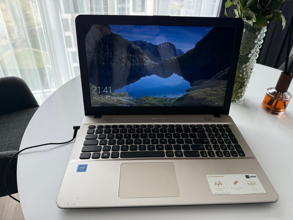 Laptop Asus Vivobook Max