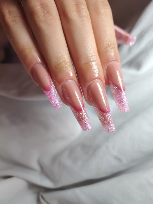 Ofer servicii de manichiura, pedichiura