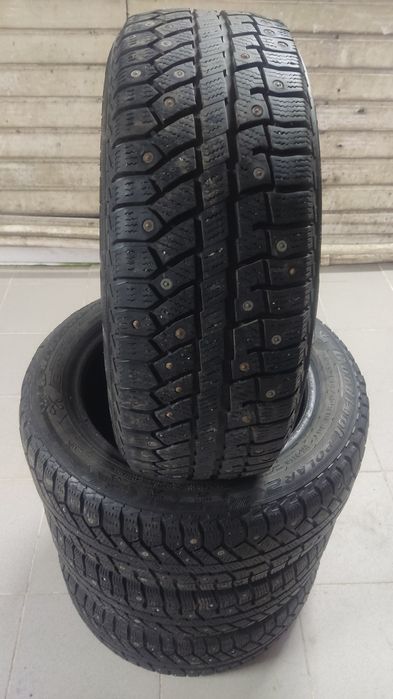 Комплект зимней шипованной резины  195/55/15