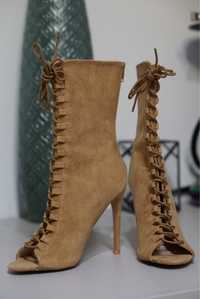 Botine decupate camel