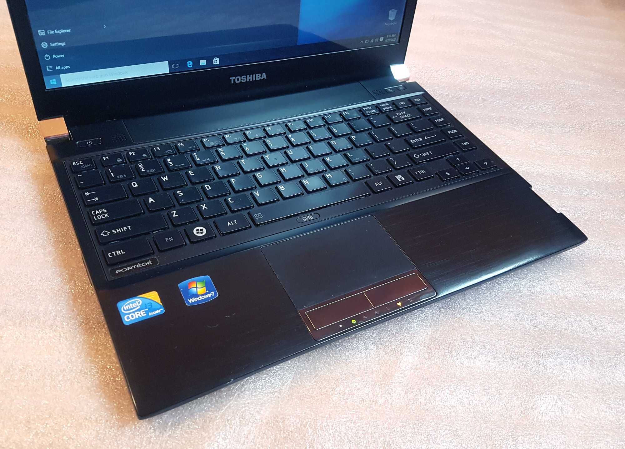 Laptop Toshiba 13", Intel Core I3, 4 B RAM, HDD 500 GB, bateria 2 ore