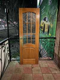 Прочная тяжёлая деревянная дверь