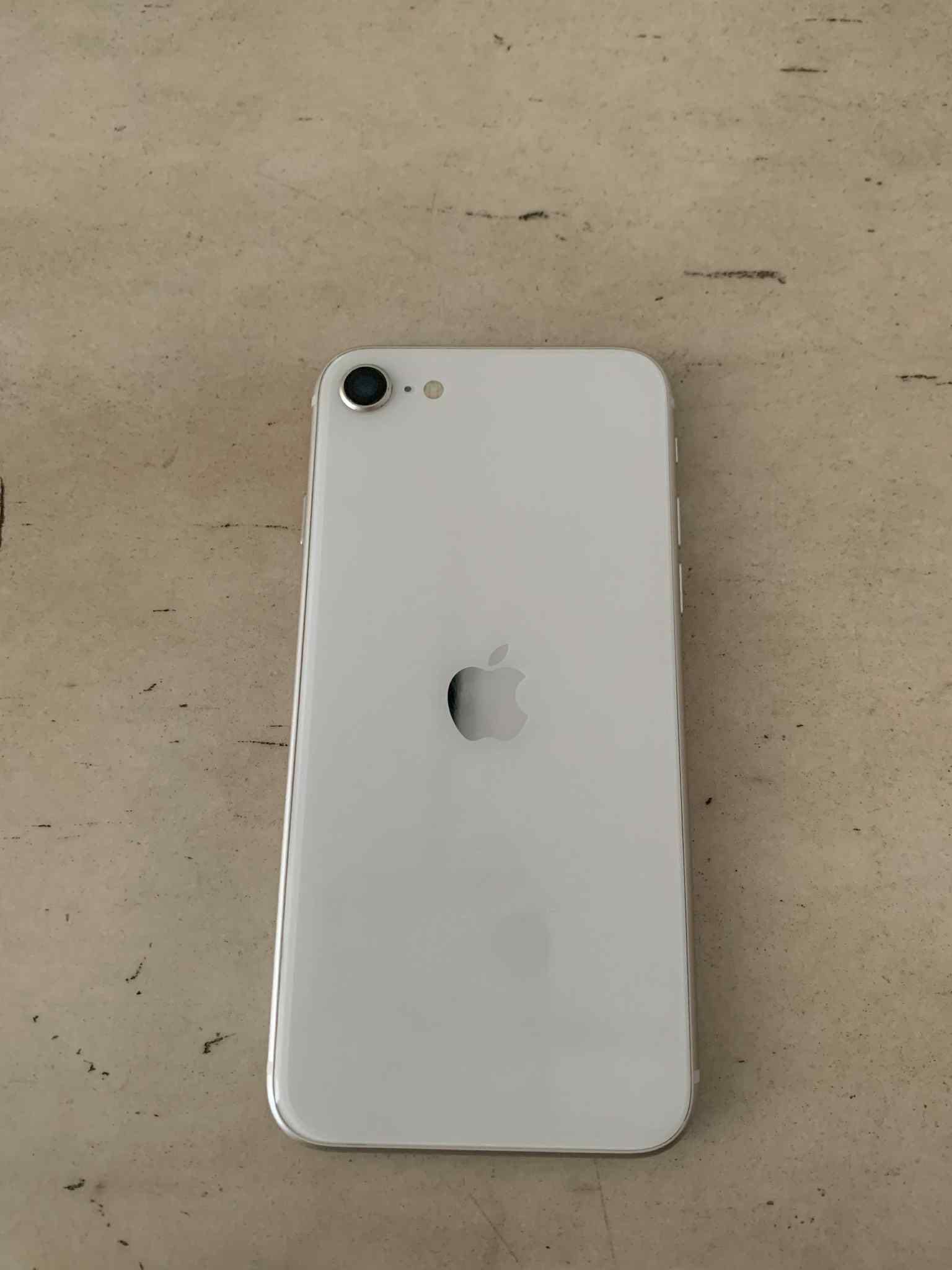 IPhone SE 3 2022 година 93 живот на батериякапацитет 64гв