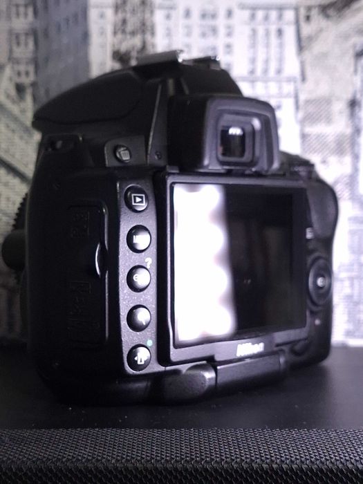 Nikon D5000 + обектив Nikon 18-55mm DX