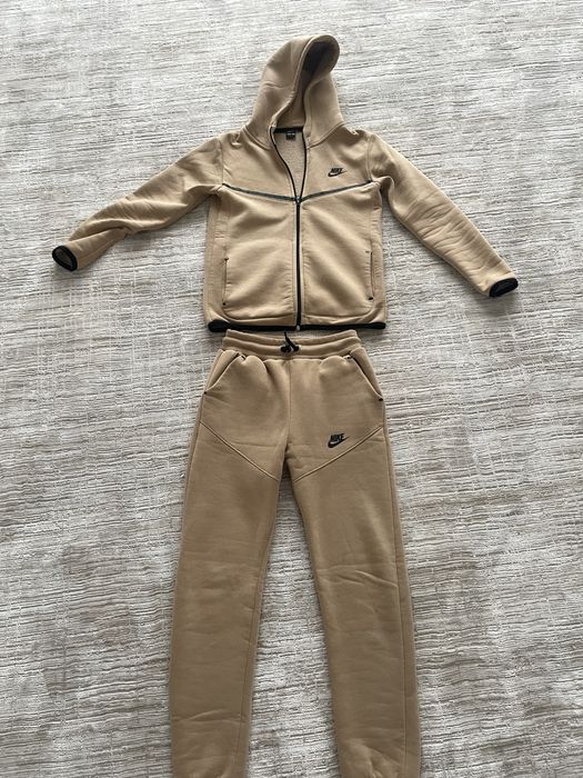 Nike tech fleece бежевого цвета
