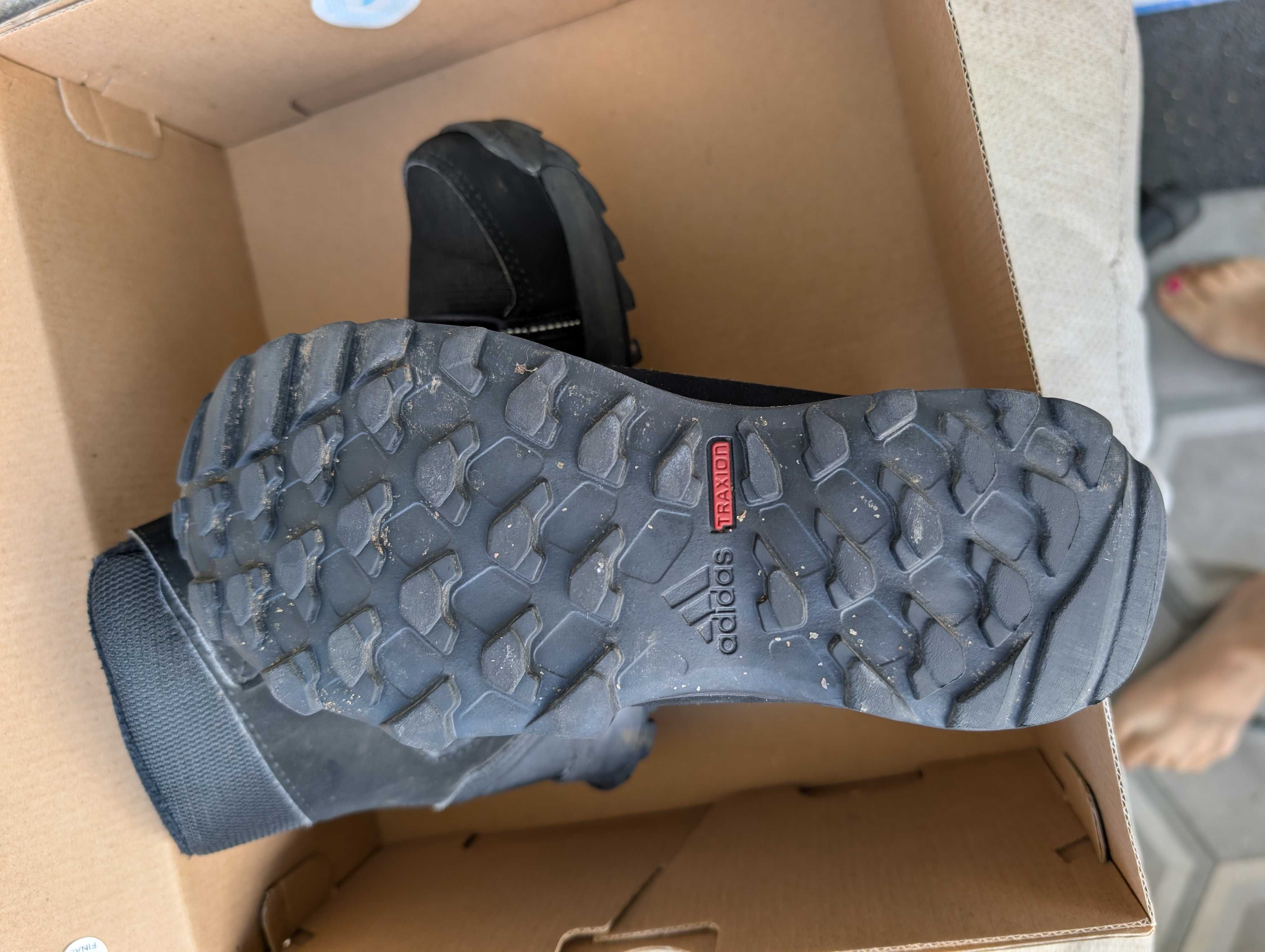 ,Детски ботуши Adidas Terrex, водоустойчиви, номер 32