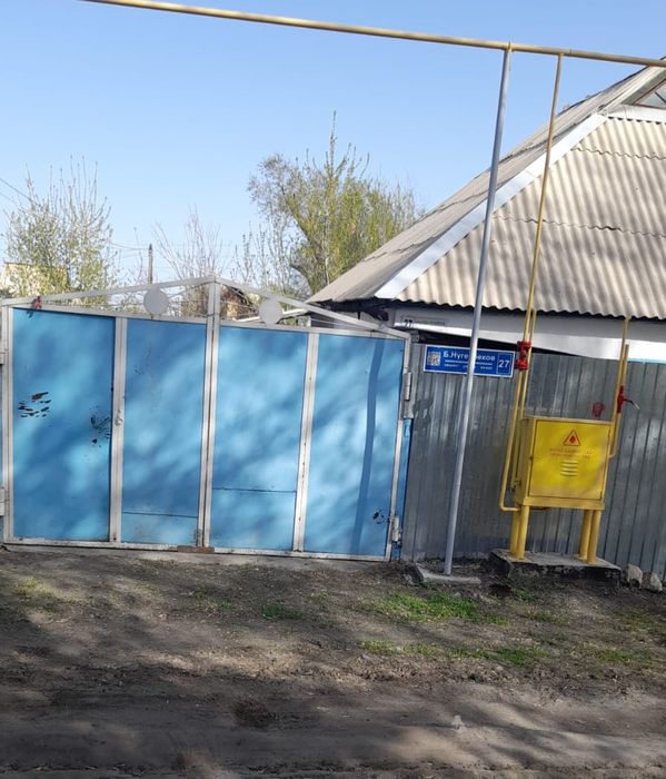 Продаёт дом возле воскресный базар
