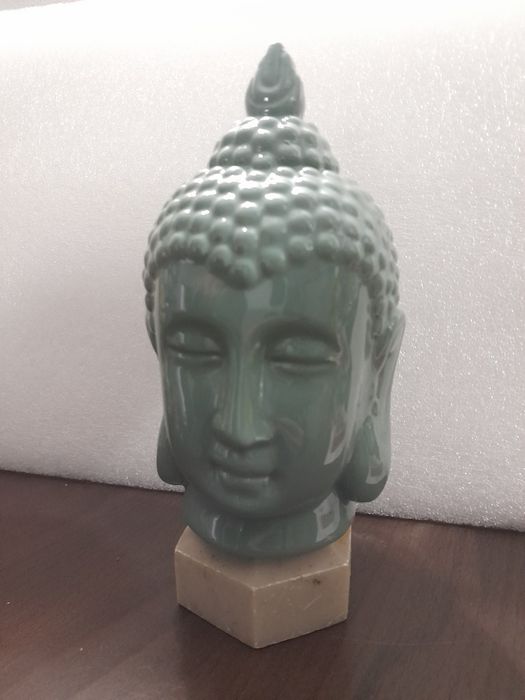 Buddha din ceramica pe soclu marmura,  h 18 cm