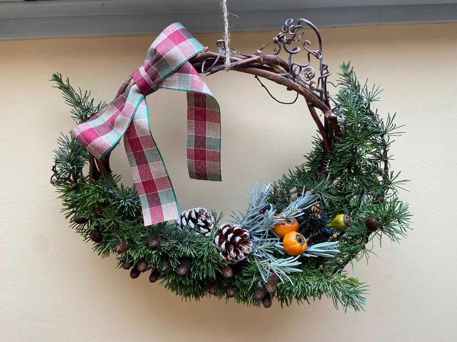 Коледен венец от естествени материали