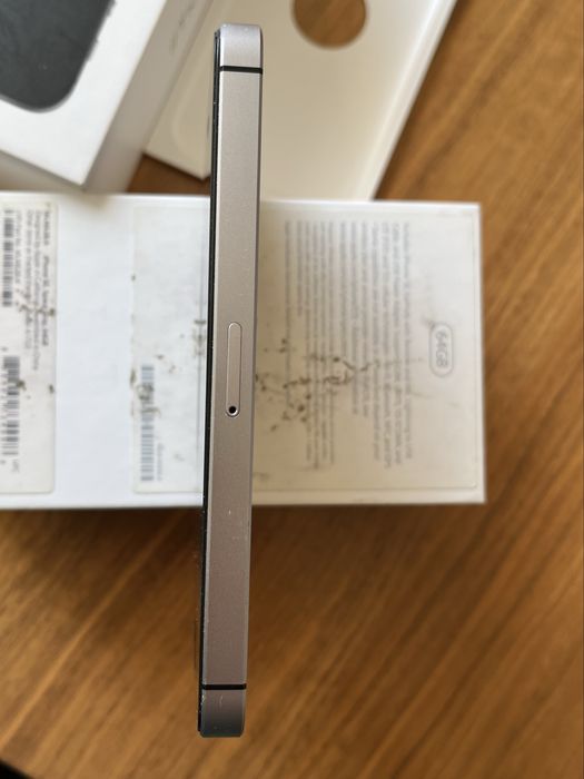 Iphone se 64gb,без icloud,фабрично отключен към всички мрежи