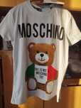 Уникална тениска на Moschino на Топ цена размер между M и L!!!