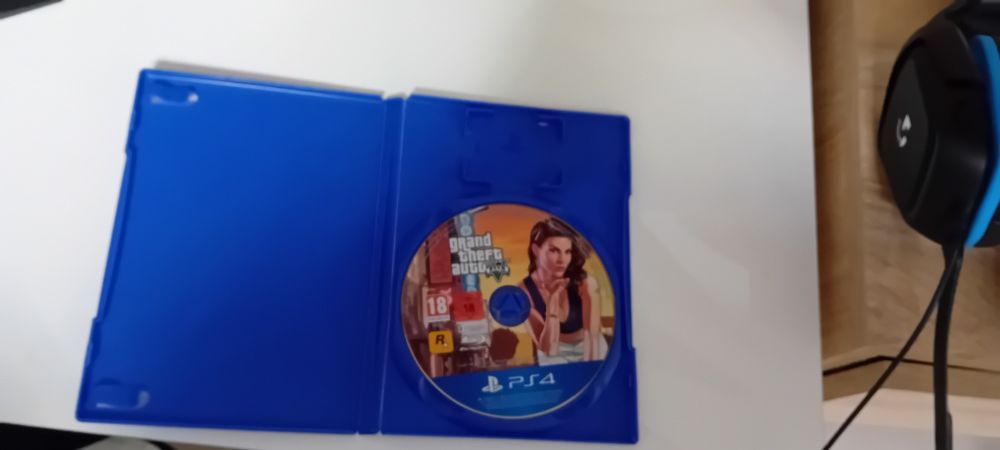 Плейстейшън 4 със игри и джойстик