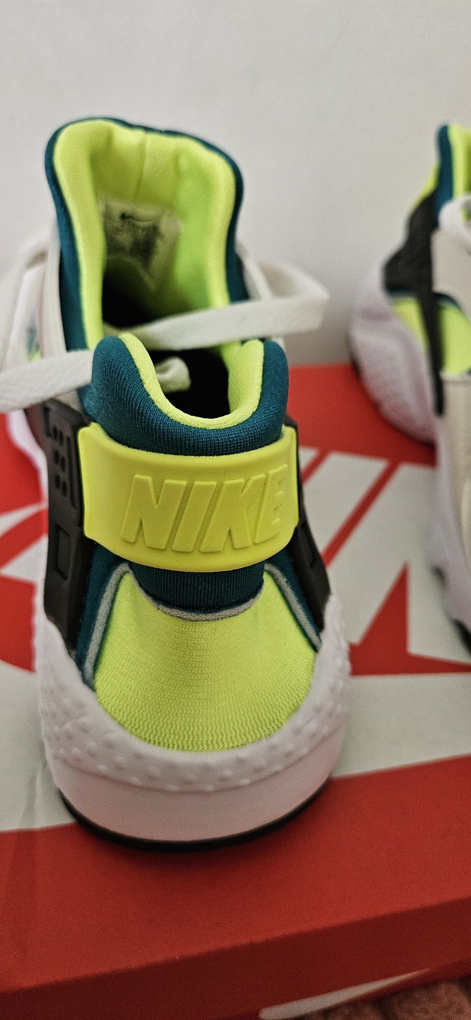 Adidași Nike noi