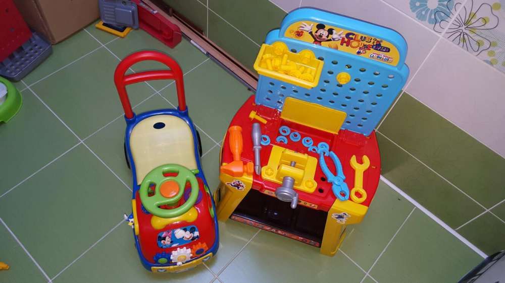 Masinutza cu melodii si banc de lucru Mikey