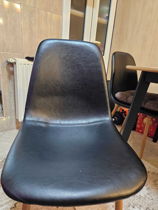 Masa rotunda si 4 scaune