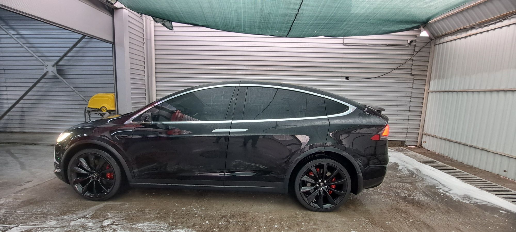 Tesla model X Qora.