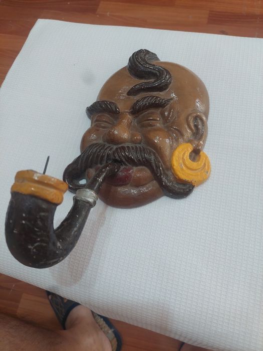 На стене подсвечка