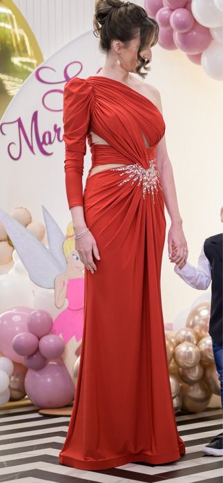 Vand rochie lunga rosie cu aplicatii din pietre