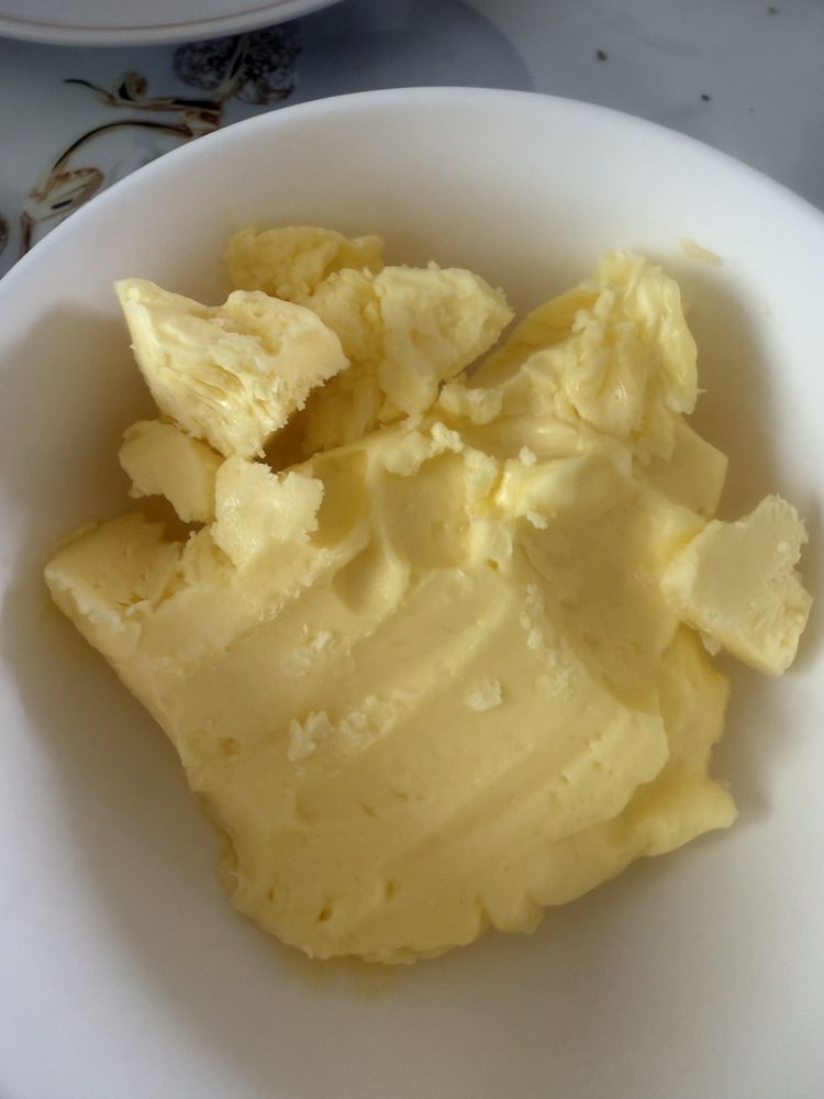 Масло сливочное, сметану и яйцо куриное