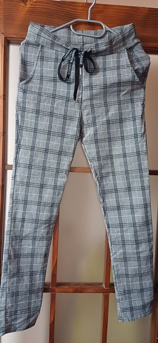 Vând pantalon în carouri