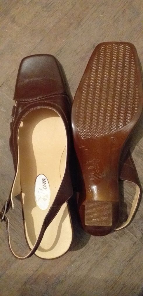 2 perechi de sandale din piele