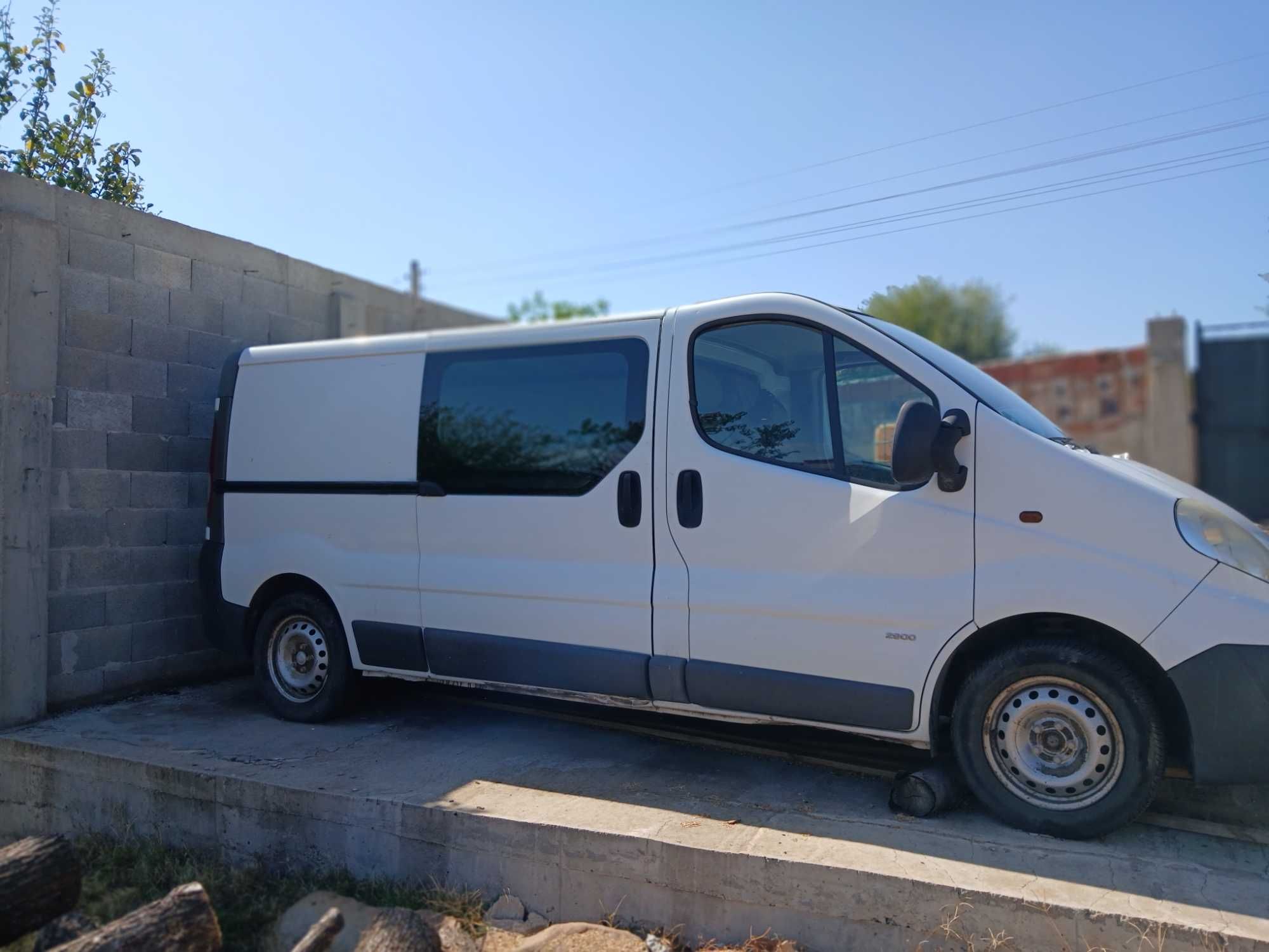 Продавам Опел виваро 2.5 cdti