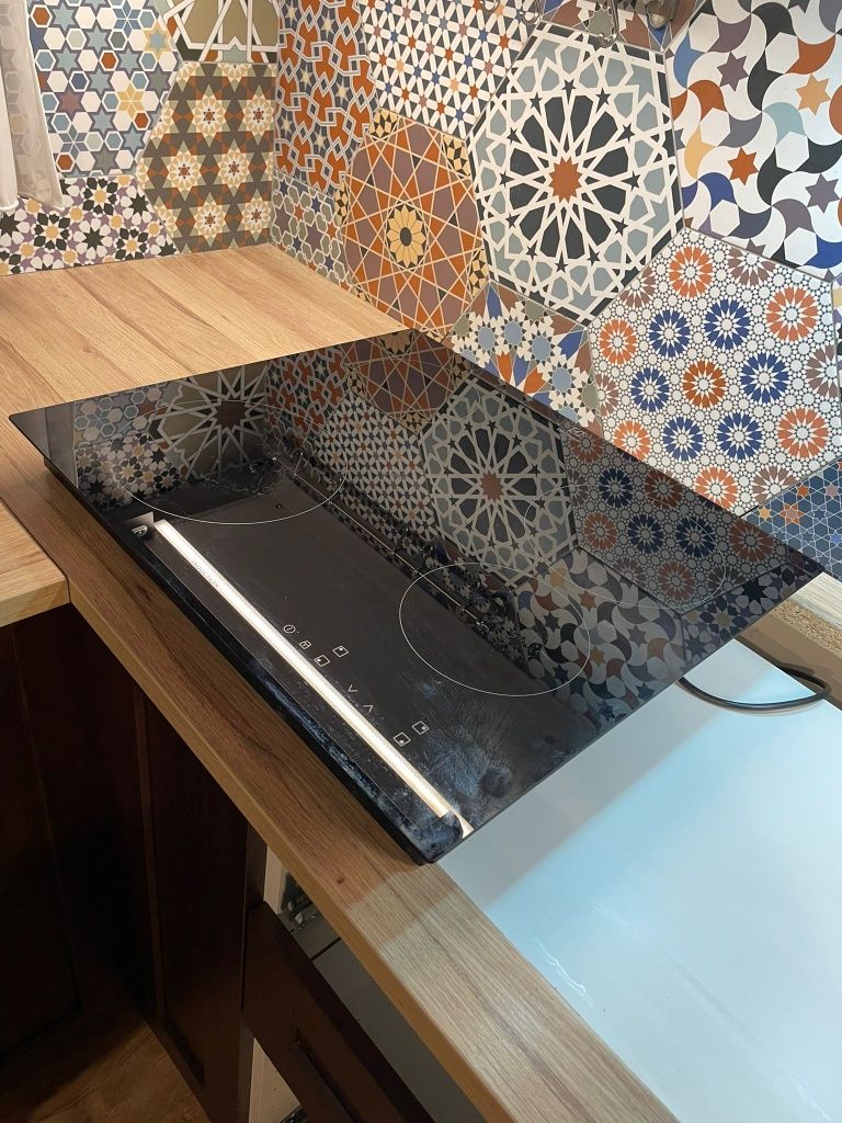 Vând plita pe inducție Electrolux