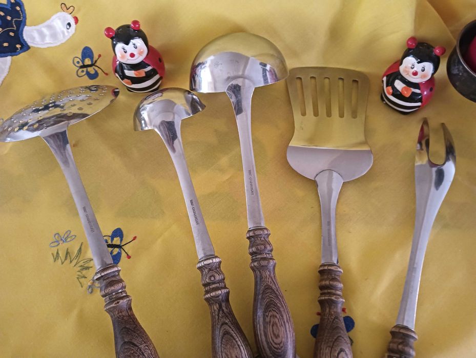 Carafa ceramica si 6 pahare cu romburi,albastre