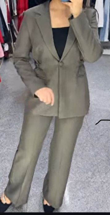 Продам брючной костюм новый