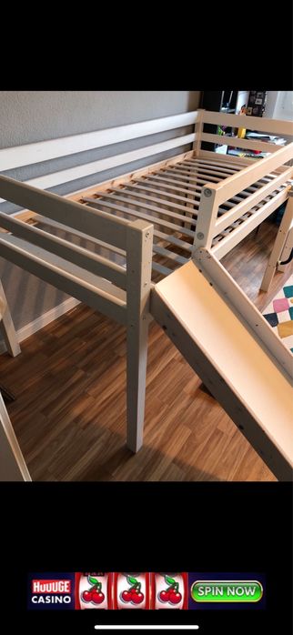 Pat din lemn cu tobogan